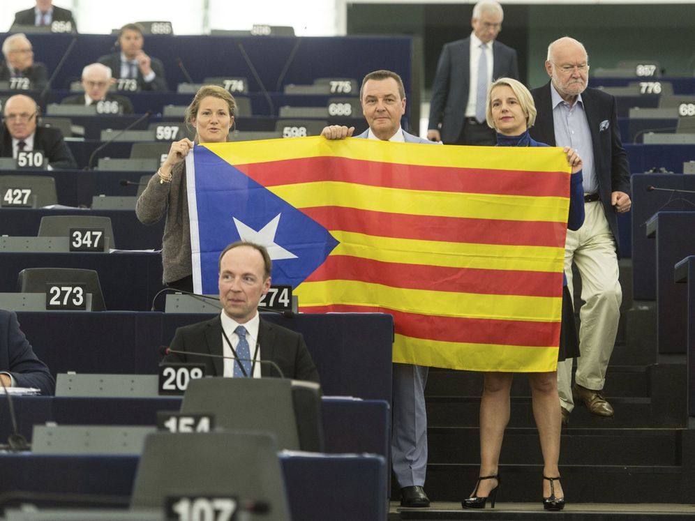 Foto: Eurodiputados posan con una bandera estelada durante un debate en el Parlamento Europeo. (EFE)