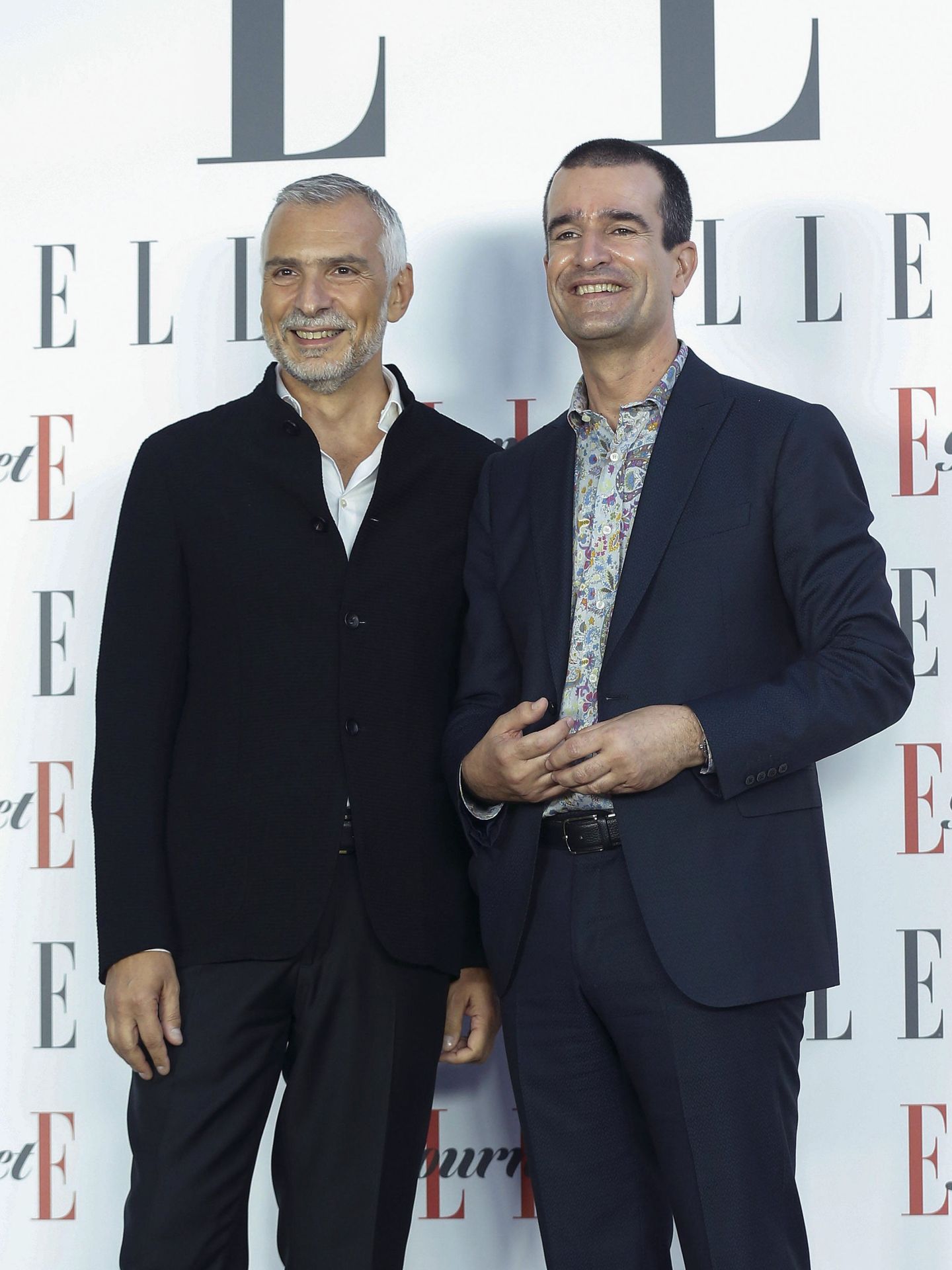 El embajador italiano Stefano Sannino (i) y su marido posan para los medios a su llegada a los Premios Elle Gourmet celebrados en la embajada italiana de Madrid. (EFE/Paco Campos)