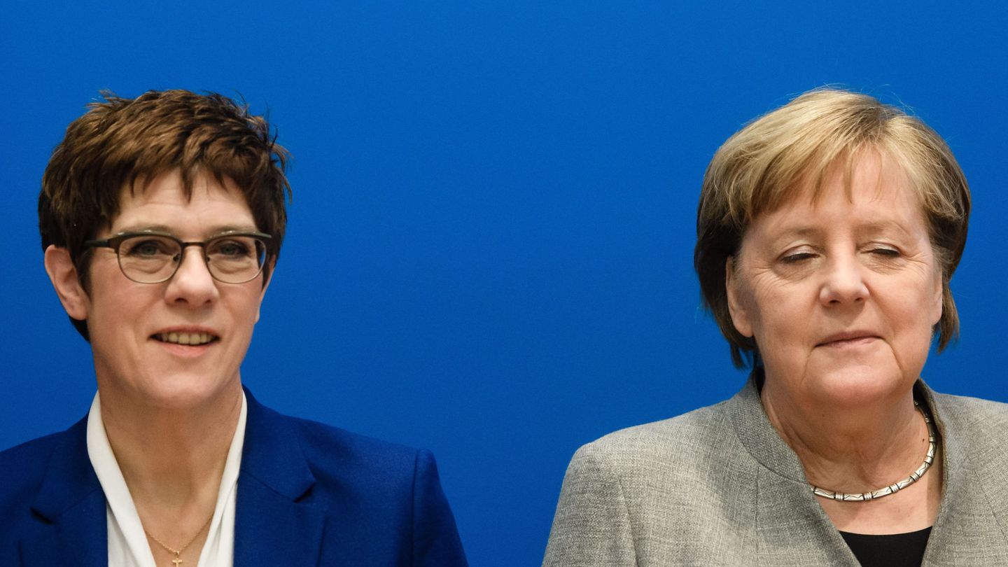 Annegret Kramp-Karrenbauer junto a Angela Merkel (EFE)