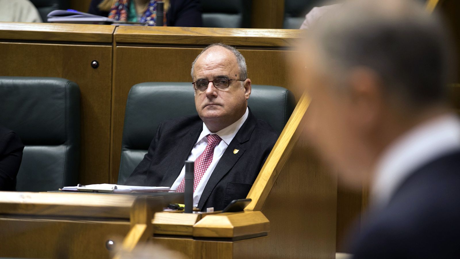 Foto: Egibar escucha al lendakari desde su escaño durante un pleno en el Parlamento vasco. (EFE)