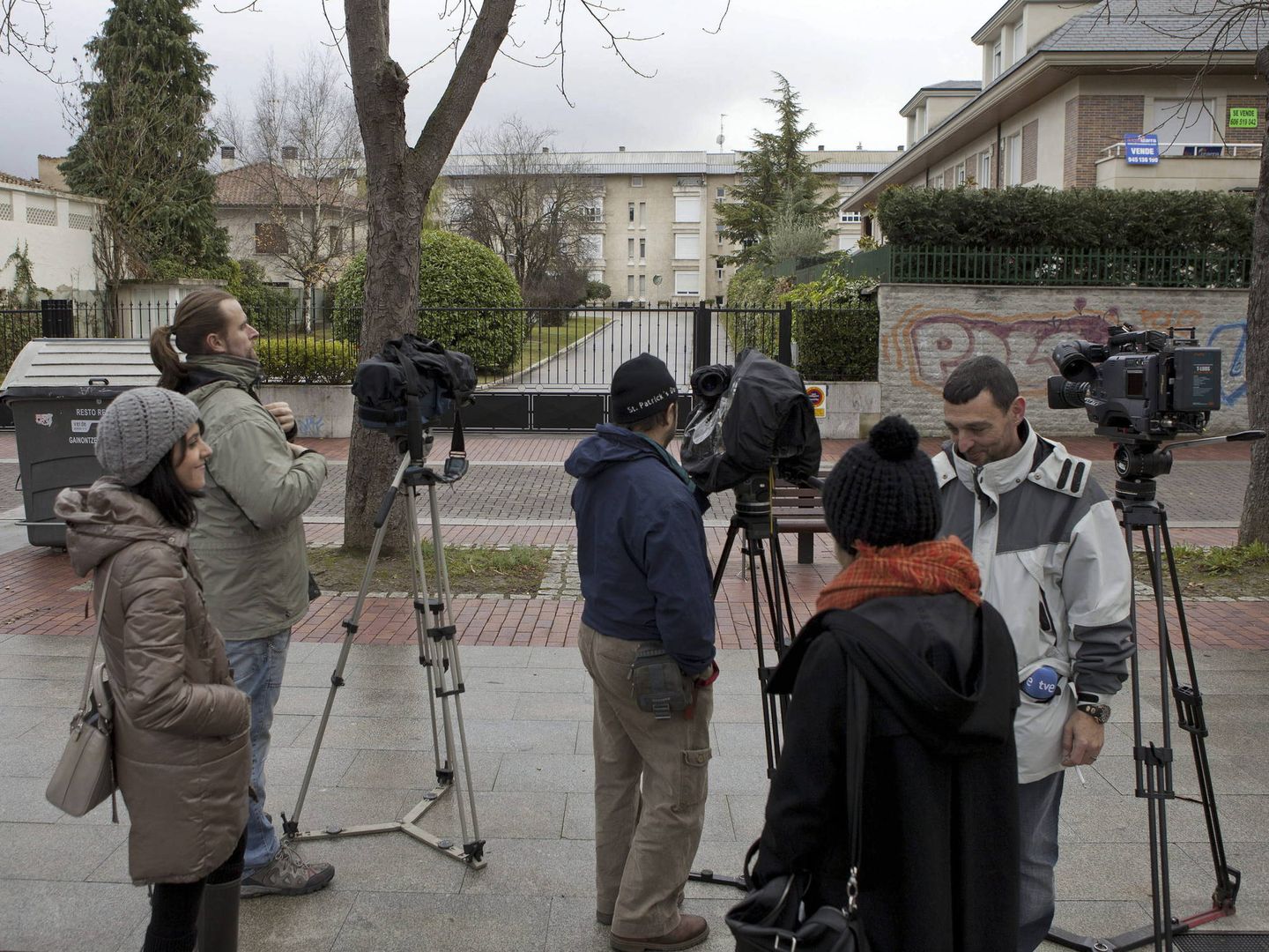 La prensa a las puertas de la casa familiar de los Urdangarin en Vitoria. (EFE)