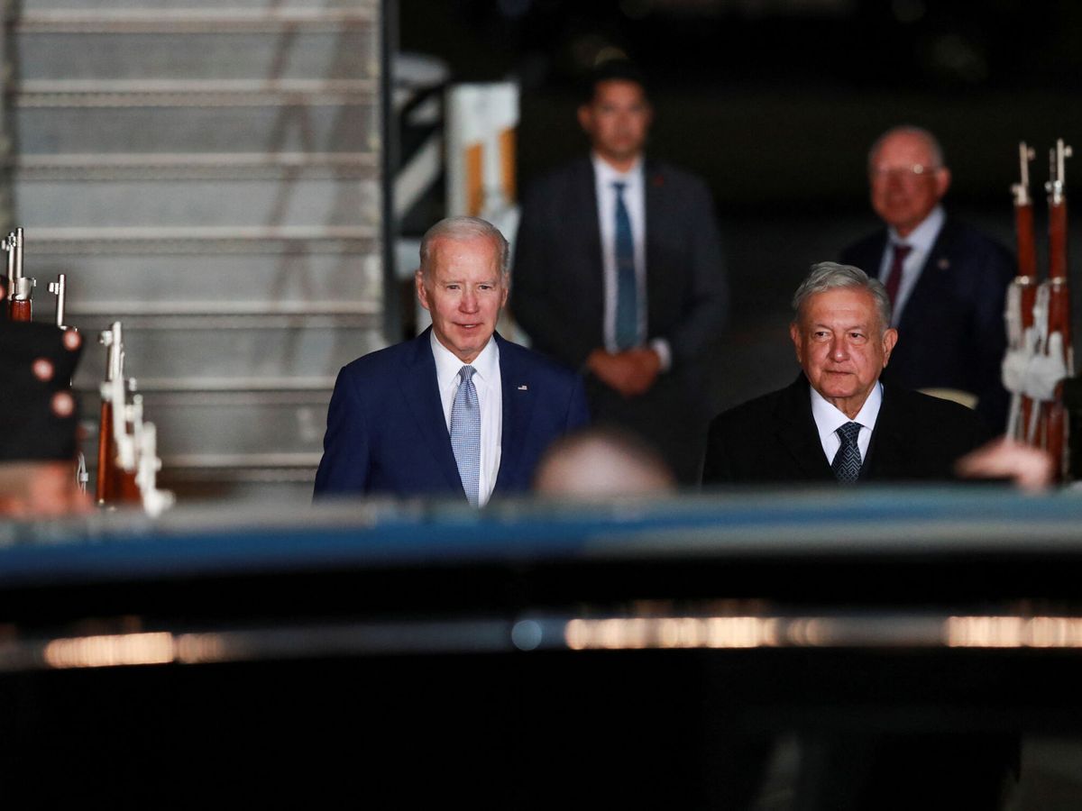 Foto: El Presidente Joe Biden camina con con su homólogo Andrés Manuel López Obrador en su llegada al país. (REUTERS/Henry Romero)