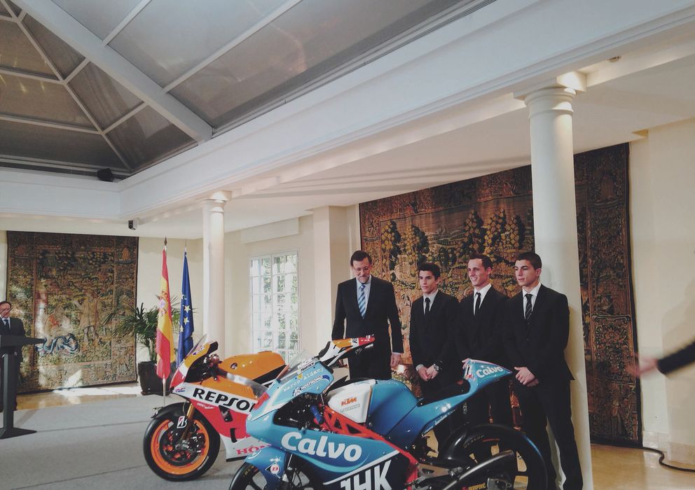 Foto: Mariano Rajoy, junto a los tres campeones del mundo de motociclismo (FOTO: E. S. Bartolomé).
