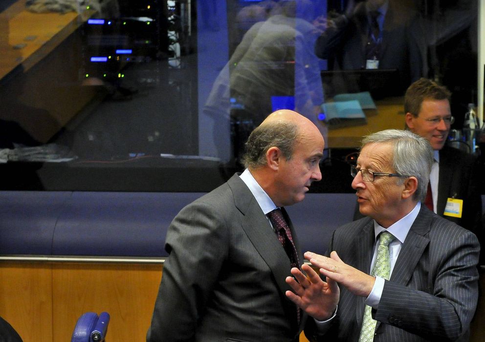 Foto: Jean-Claude Juncker (d), conversa con el ministro de Economía español, Luis de Guindos (Efe)