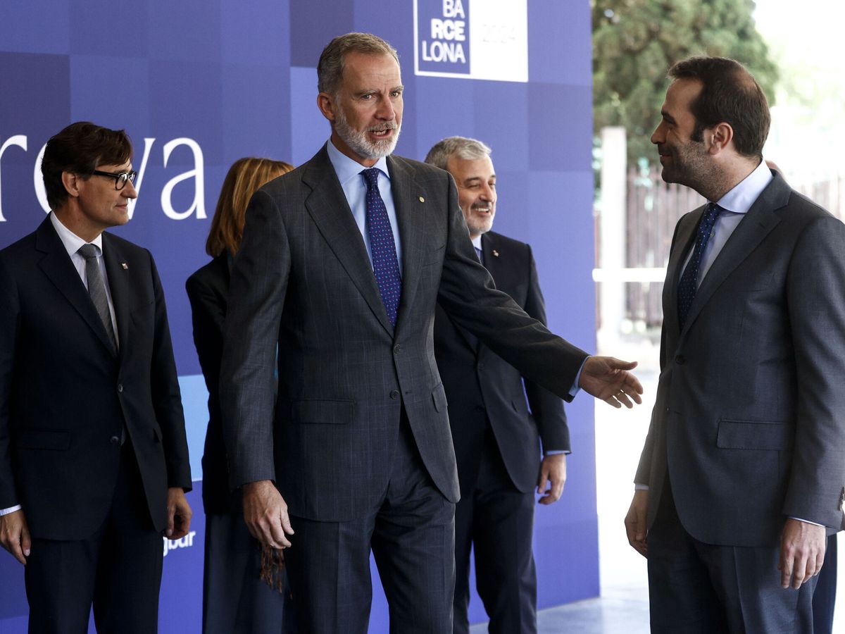 Foto: El Rey Felipe VI recibido por Salvador Illa, el alcalde Jaume Collboni y el ministro de Economia, Carlos Cuerpo (EFE/Quique García)