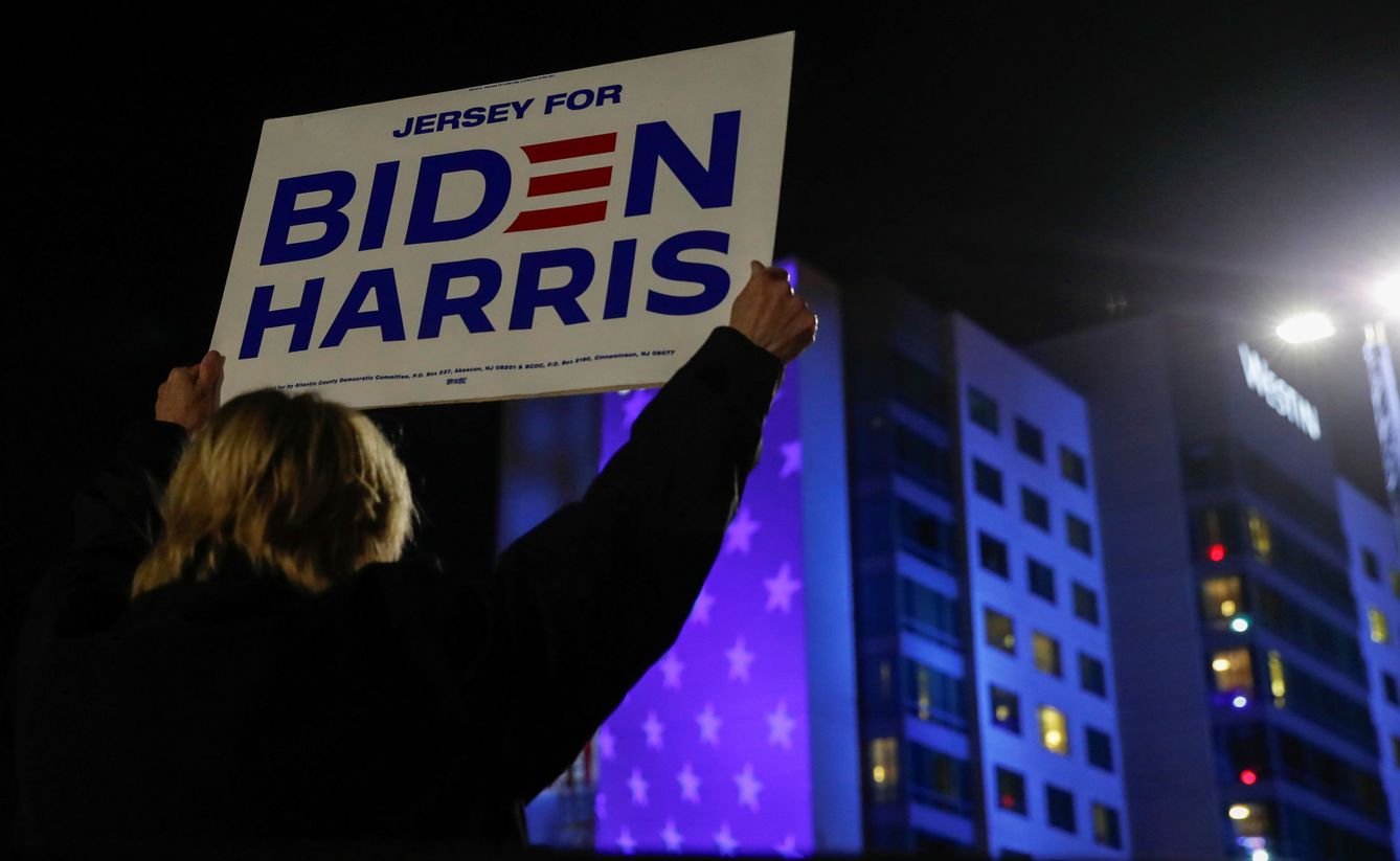 Cartel de la campaña de Biden Harris. (Reuters) 