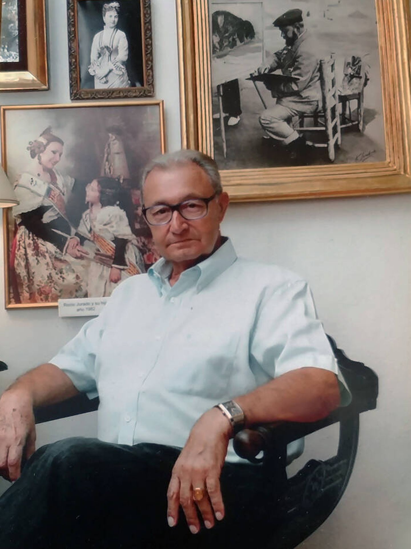 Antonio Sanchis con los retratos de Sorolla y Rocío Jurado. (Cedida)