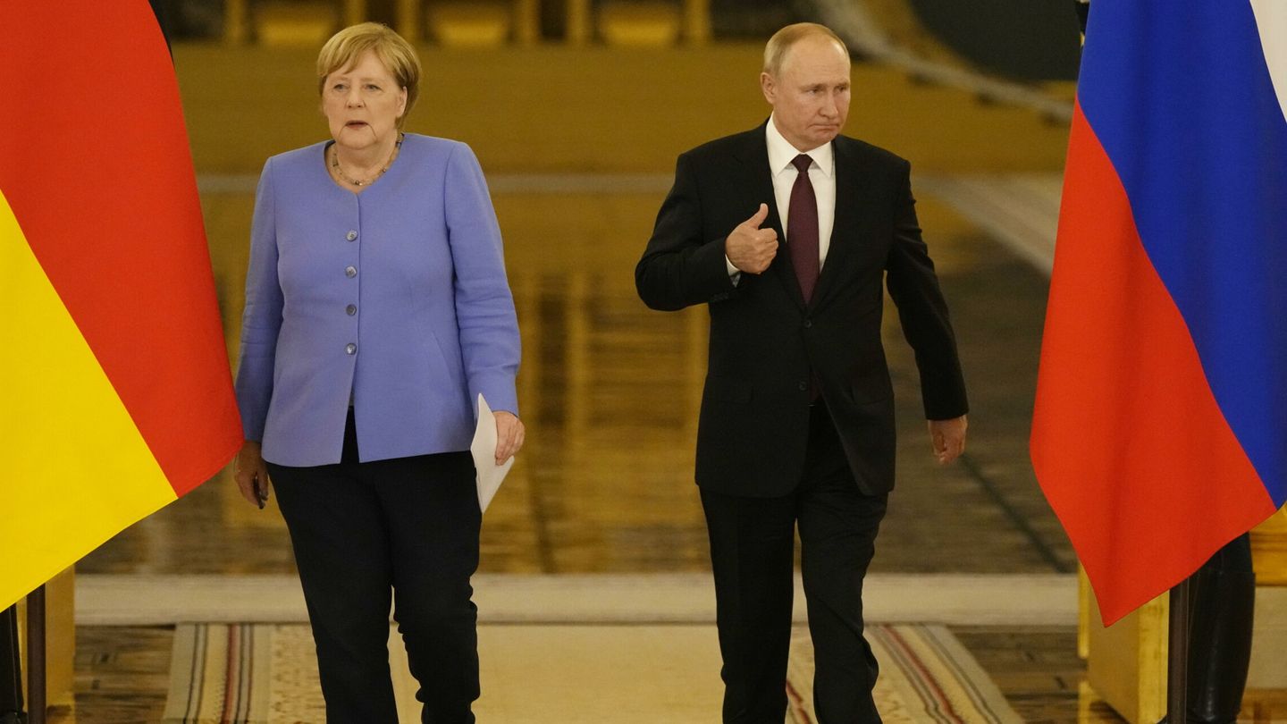 Hace aproximadamente un año, Merkel visitaba Moscú para reunirse con Putin. (EFE/EPA/Alexander Zemlianichenko)