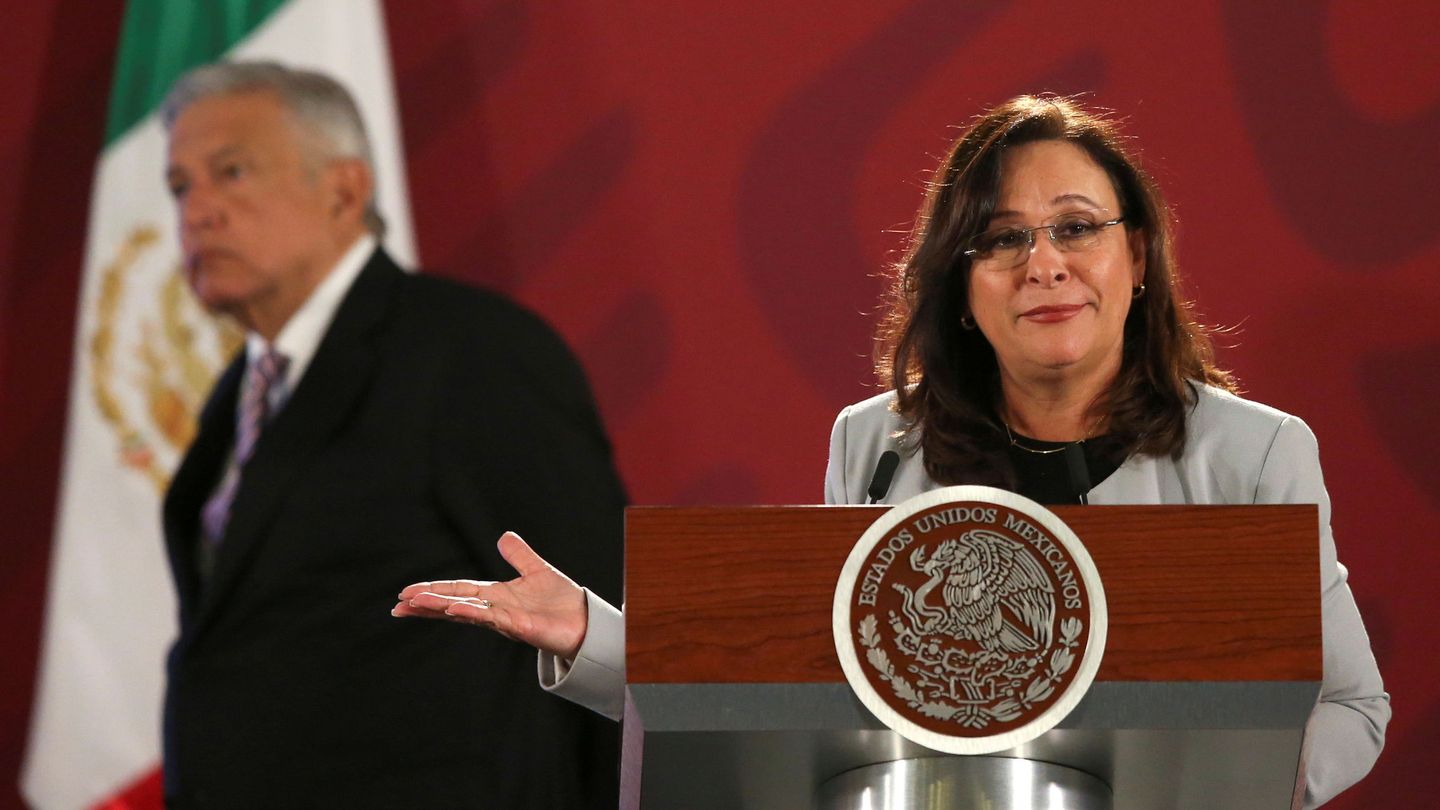 La ministra de Energía de México, Rocío Nahle, junto con el presidente del país, Andrés Manuel López Obrador. (EFE)