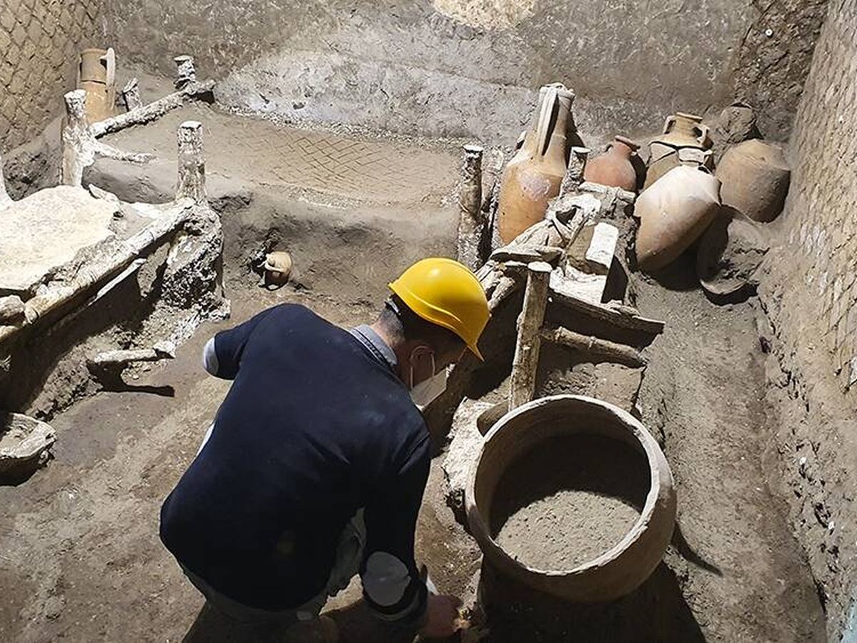 Foto: Un arqueólogo, en el habitáculo para esclavos de la villa Civita Giuliana de Pompeya. (Parque arqueológico de Pompeya)