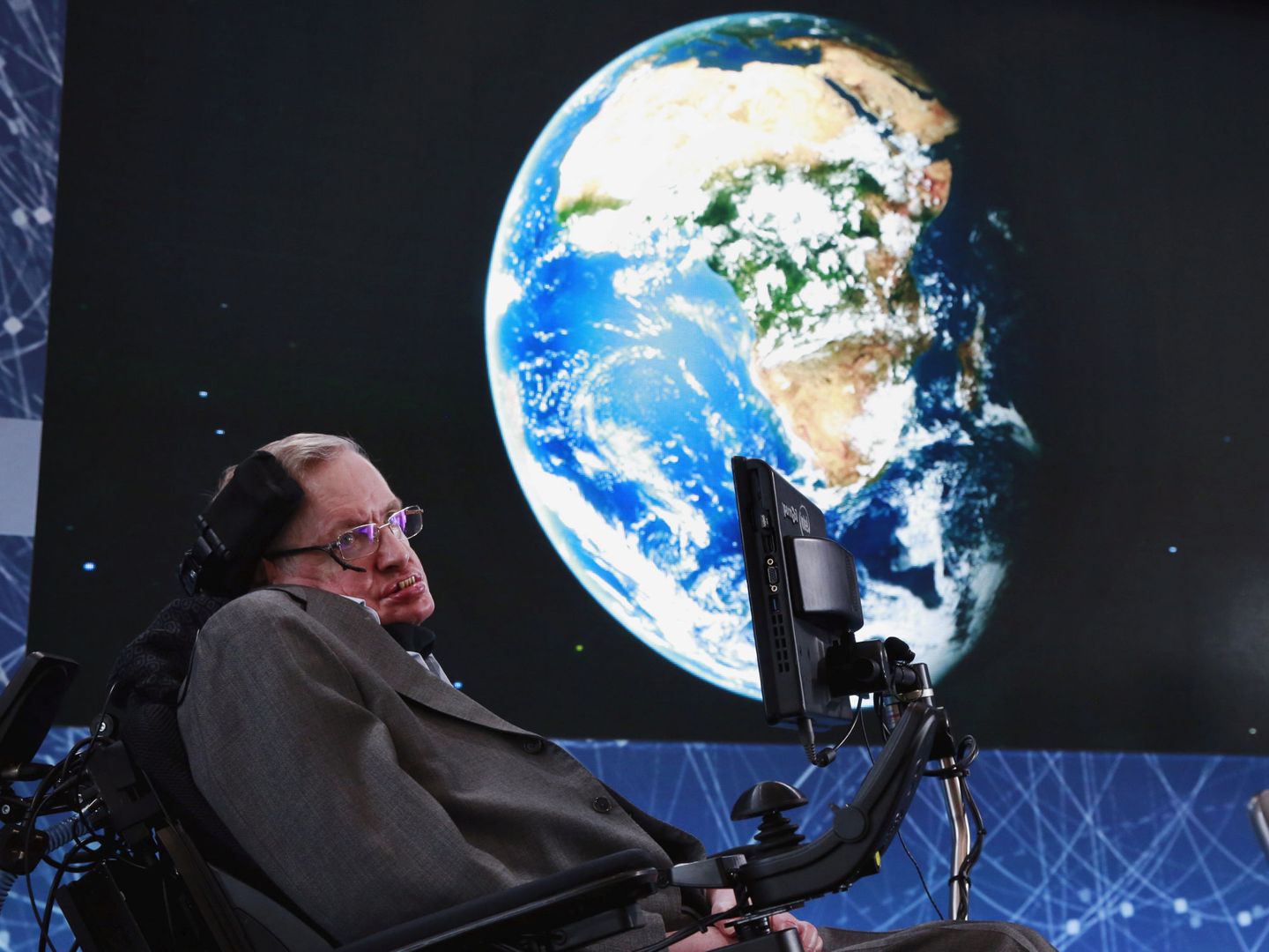 Stephen Hawking durante el anuncio del Breakthrough Starshot que organizó con Yuri Milner. (Reuters)