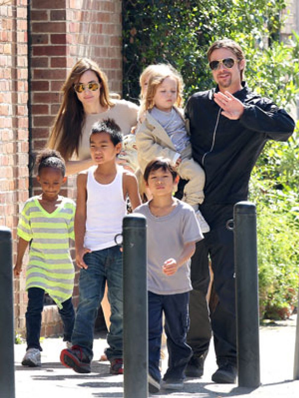 Foto: Los hijos de Brad Pitt y Angelina Jolie comen insectos