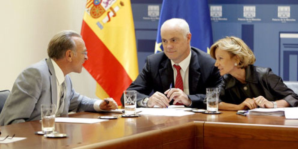 Foto: Zapatero da luz verde a la conversión de las cajas en bancos