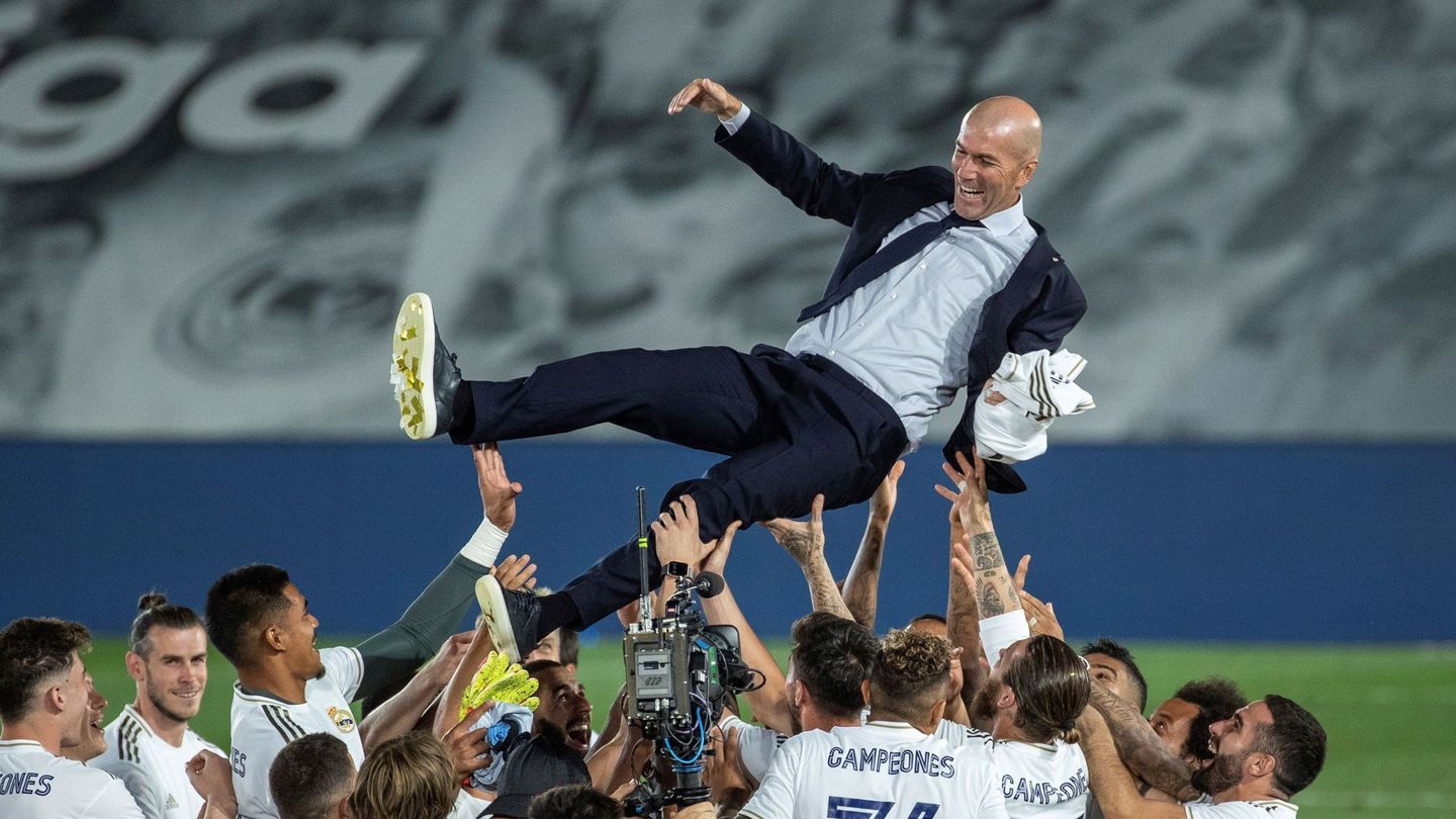 Zidane, aclamado por sus jugadores en LaLiga ganada por el Madrid en la temporada 2019/20. (Reuters)