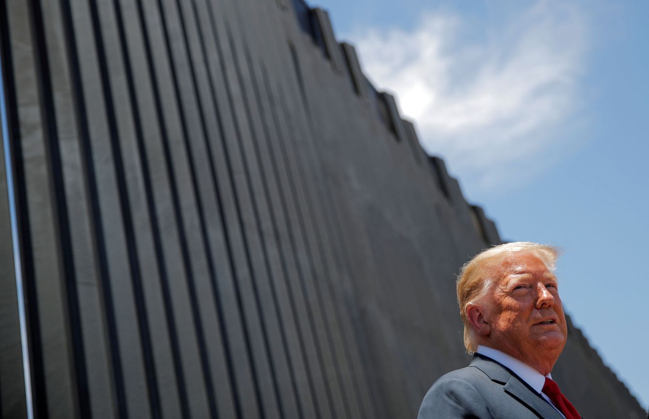 Foto de archivo: Trump junto al muro en la frontera con México. (Reuters)