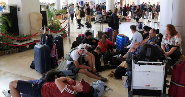Foto: Turistas en el aeropuerto de Lombok después del terremoto. (Reuters)