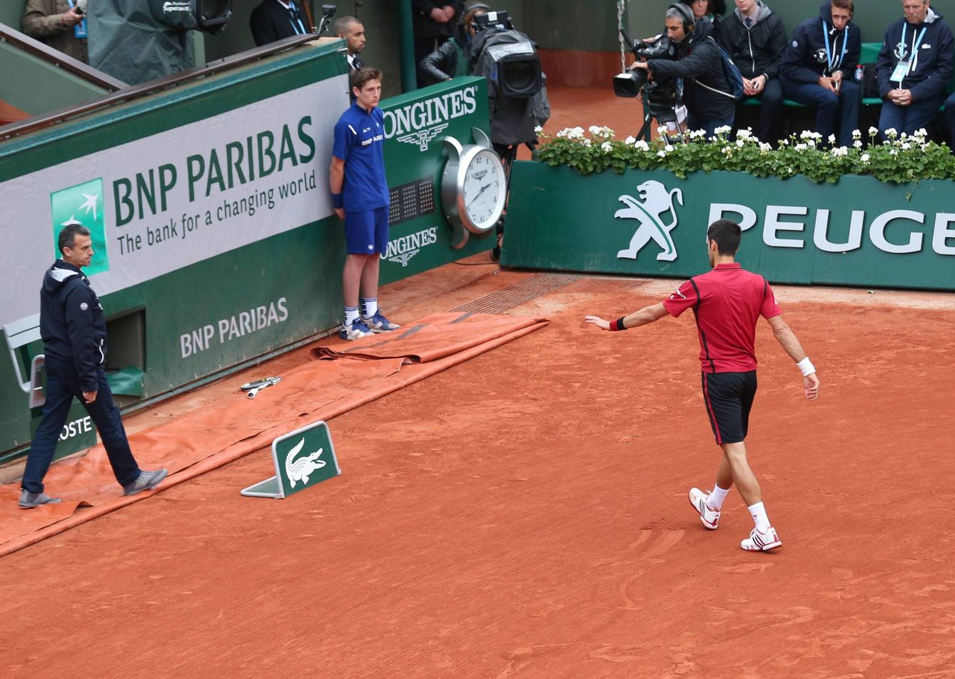 Novak Djokovic se disculpa con el juez de línea tras lanzar su raqueta en el partido de cuartos de final de Roland Garros 2016 que le enfrentó a Tomas Berdych (Imago)