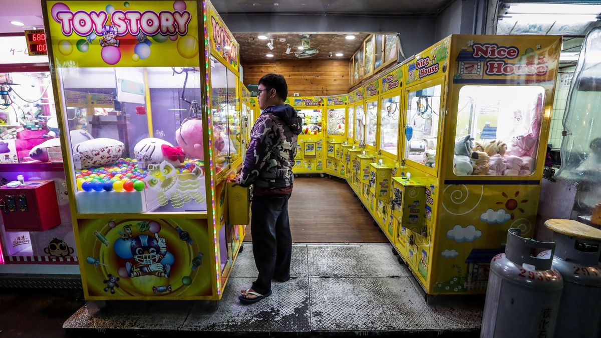Un niño queda atrapado en una máquina en Canarias al tratar de coger un premio