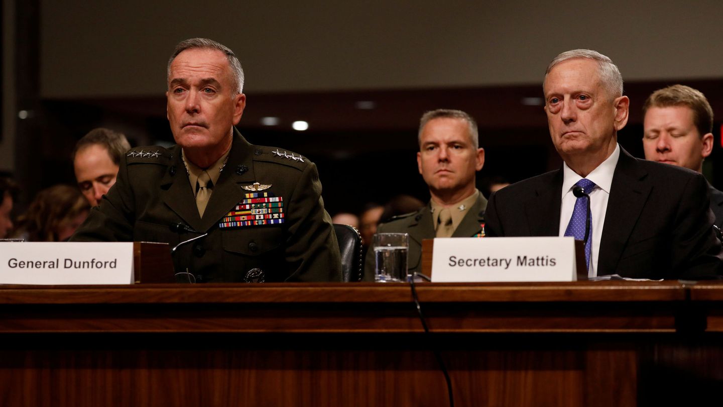 El secretario de Defensa James Mattis y el Jefe del Estado Mayor Conjunto general Joseph Dunford testifican ante un comité del Senado, el 13 de junio de 2017. (Reuters)