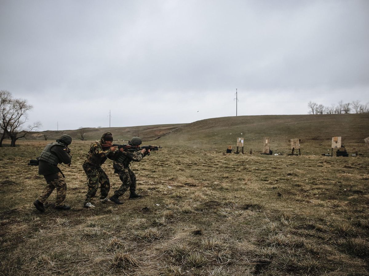 Foto: Soldados ucranianos durante una sesión de entrenamiento (EFE/Roman Pilipey)