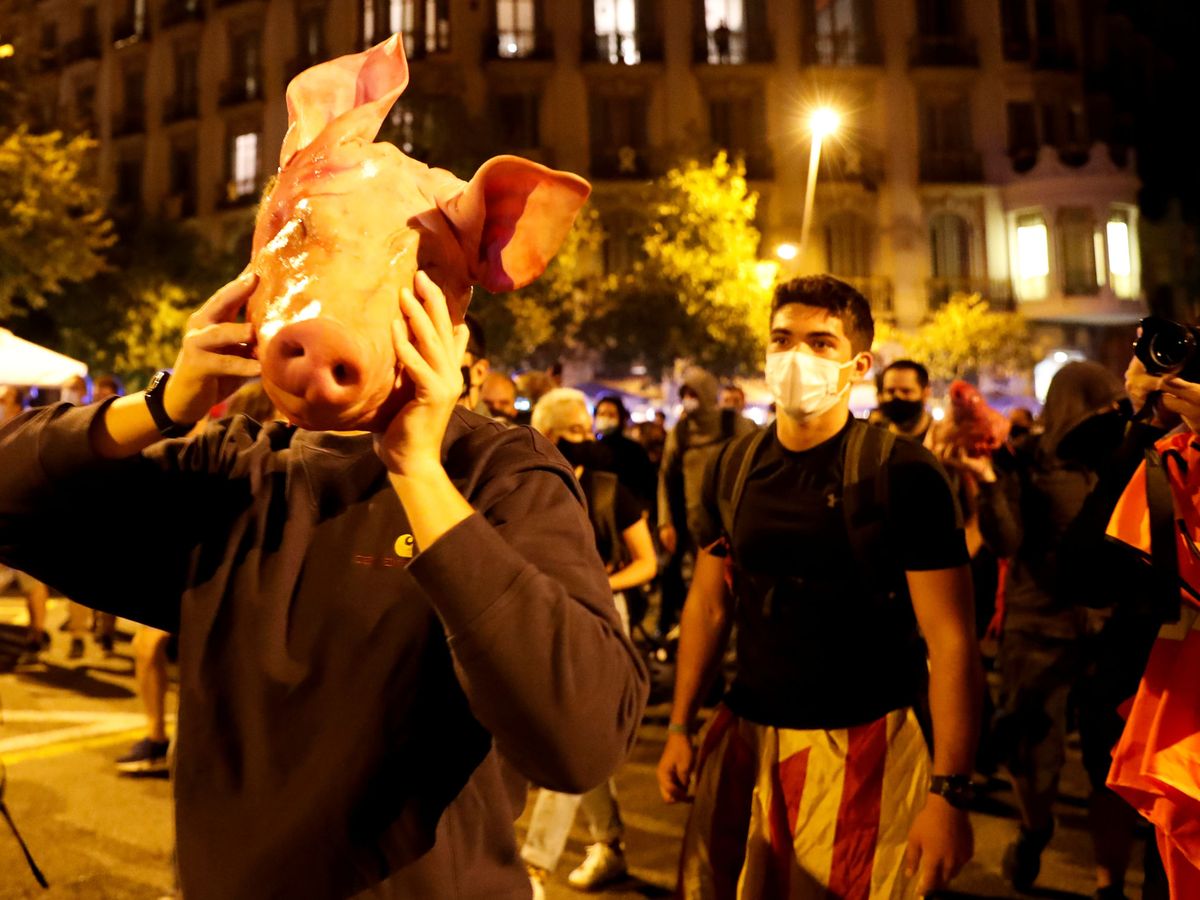 Foto: Un participante de las protestas sostiene una cabeza de cerdo (REUTERS)