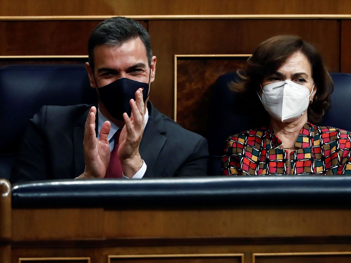 Foto: Pedro Sánchez y Carmen Calvo, durante el pleno en el Congreso. (EFE)