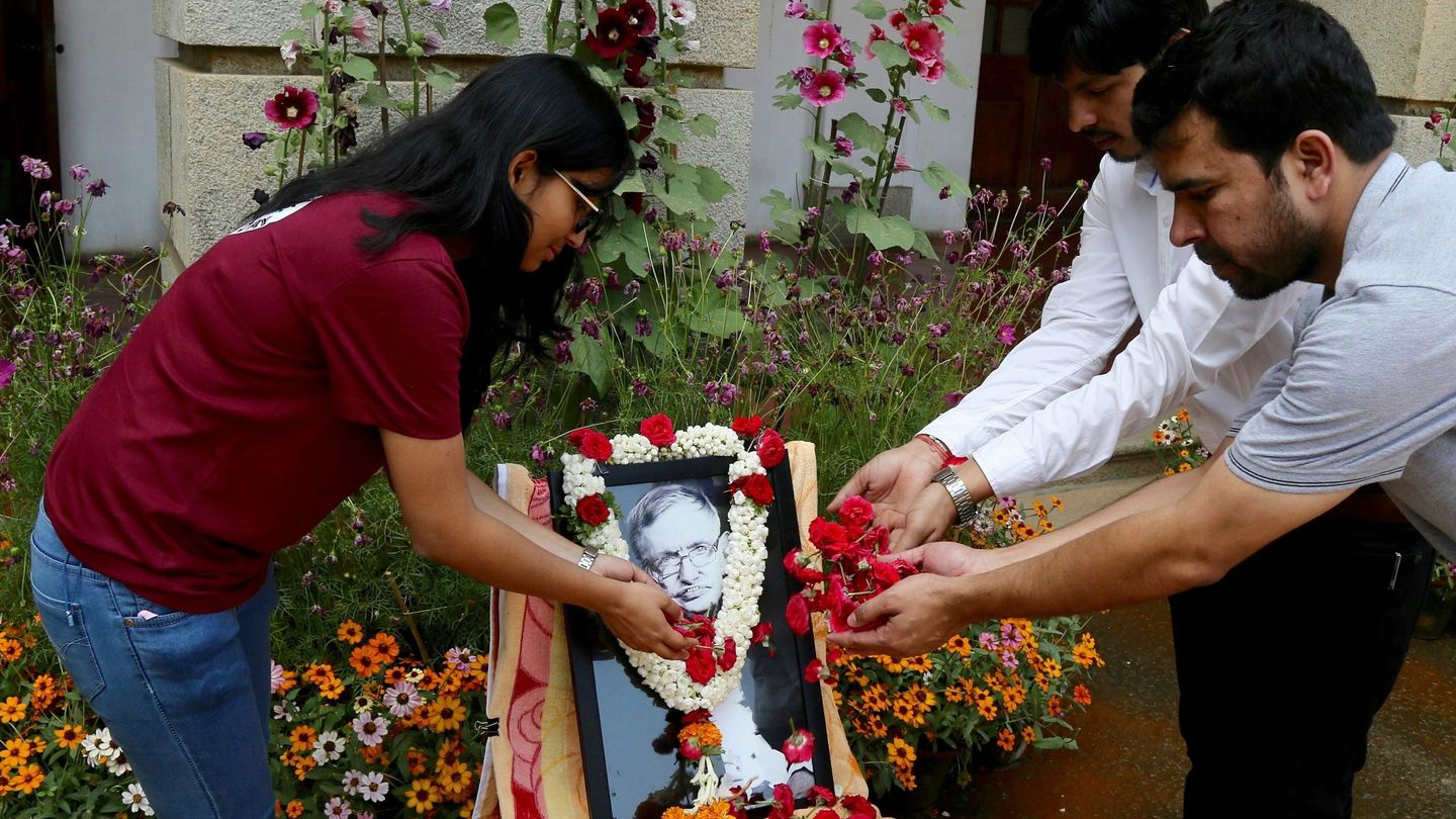 Miembros del Instituto Indio de la Ciencia depositan flores en honor al astrofísico británico Stephen Hawking en Bangalore (India). (EFE)