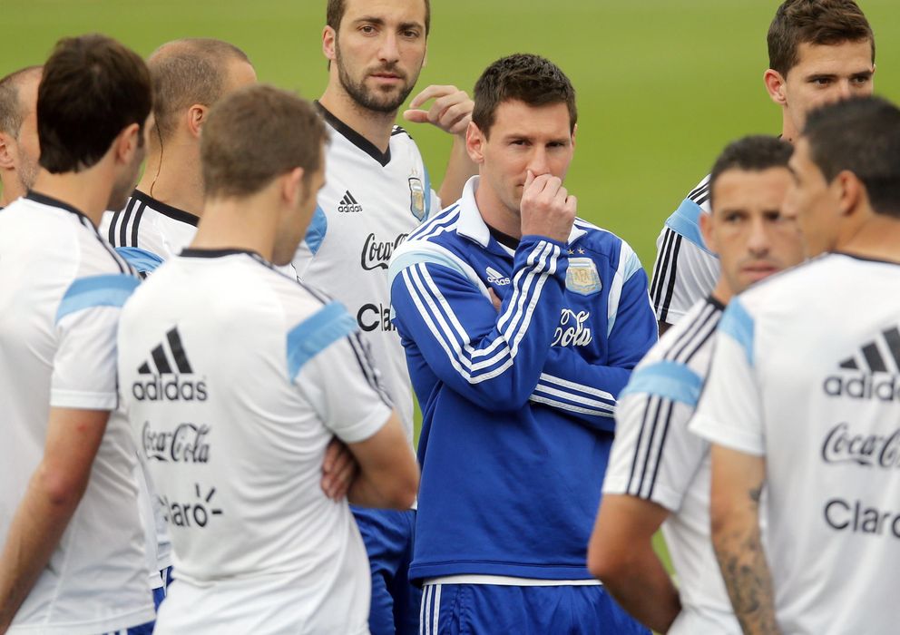 Foto: Leo Messi, junto a sus compañeros, en un entrenamiento en Cidade do Galo (Efe).