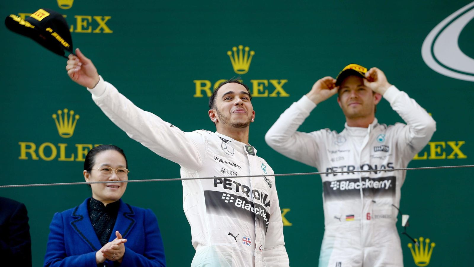 Foto: Hamilton y Rosberg durante la celebración del podio (Efe)