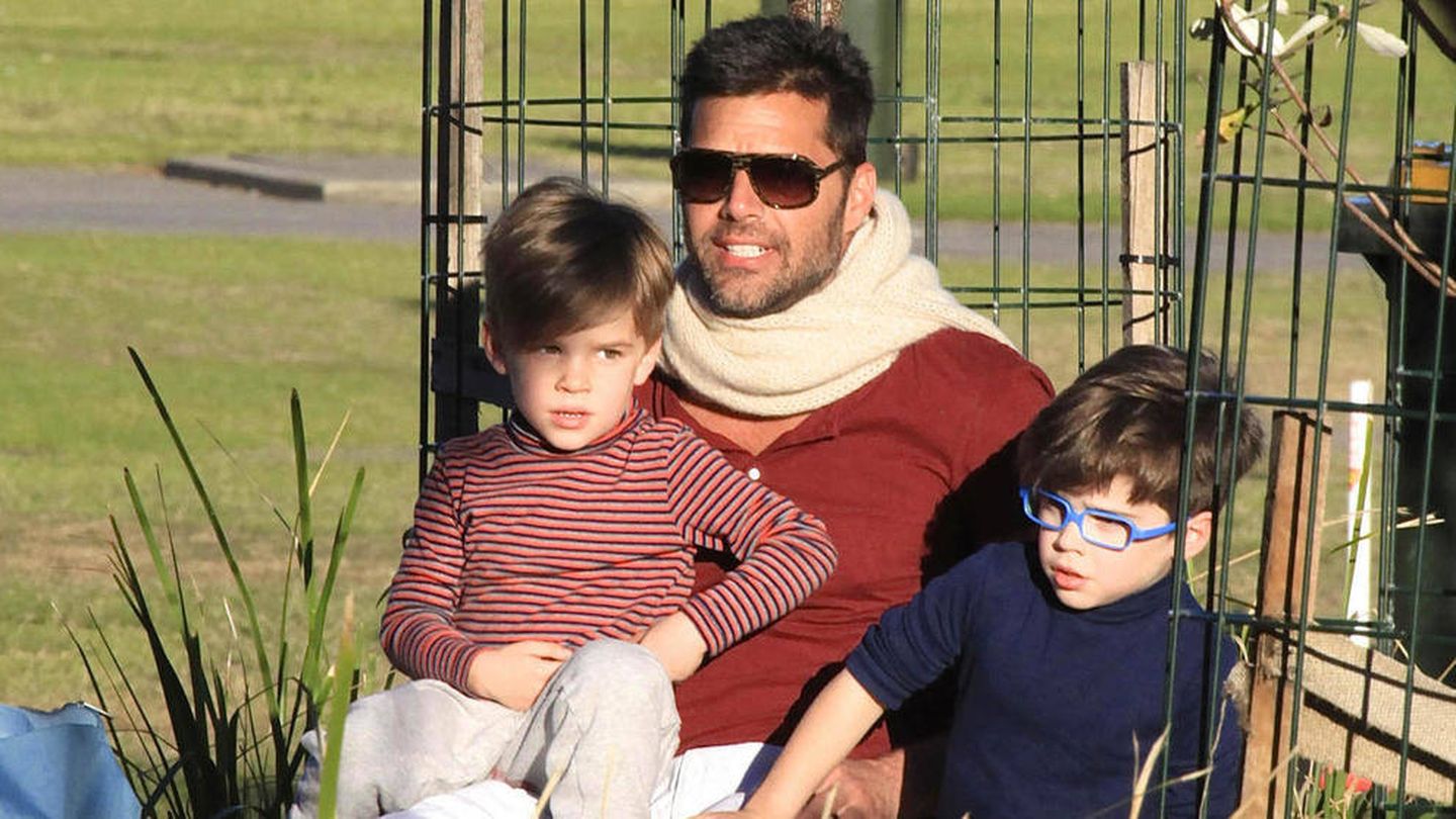 Ricky Martin junto a sus hijos en una imagen de archivo (Gtres)