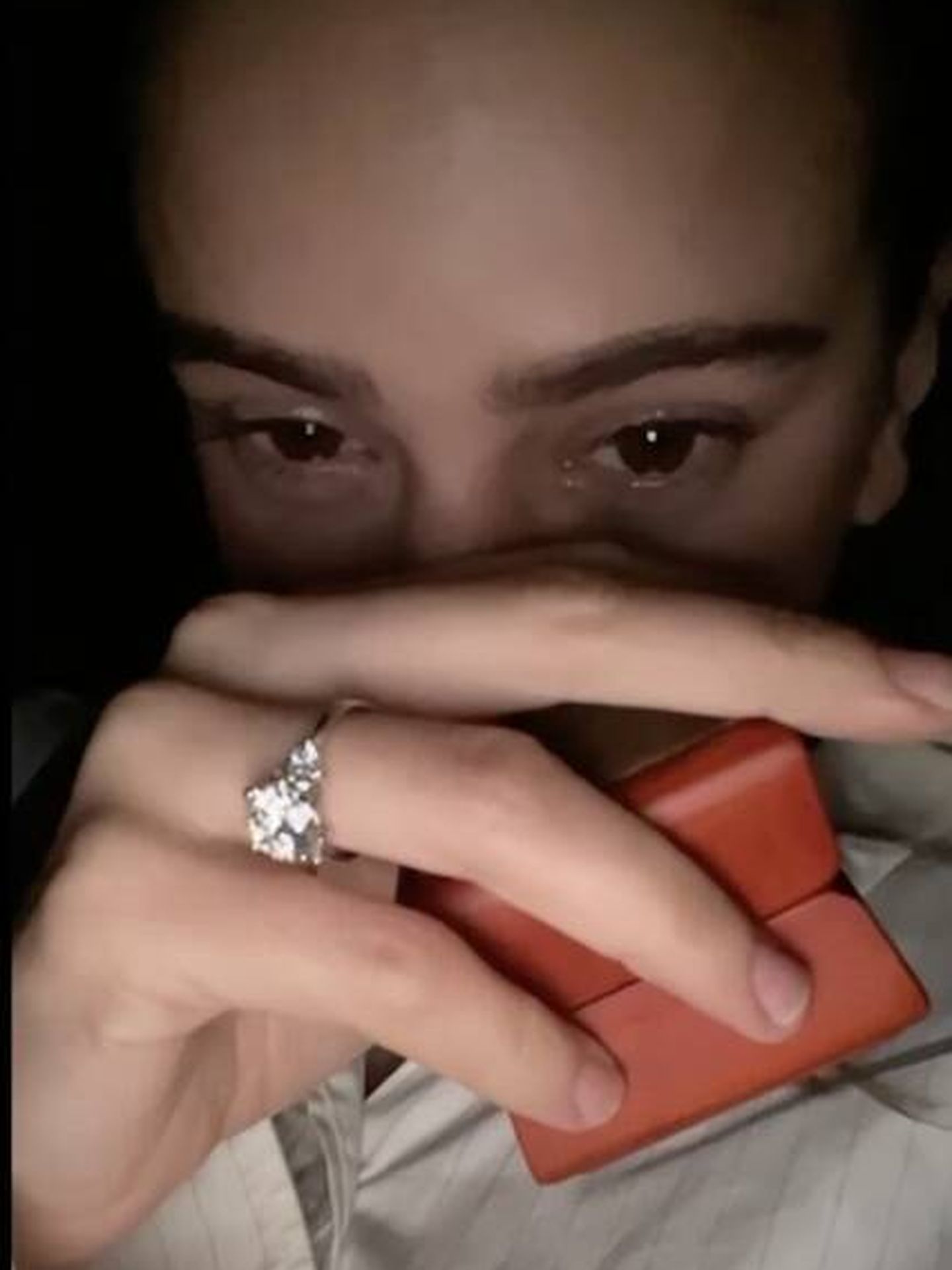 Una captura del momento de la pedida que muestra en 'Beso', donde se ve el anillo. (Youtube)