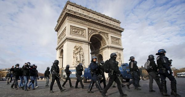 Foto: Policías antidisturbios de Francia desplegados para bloquear el acceso al Arco de Triunfo, en París. (EFE)