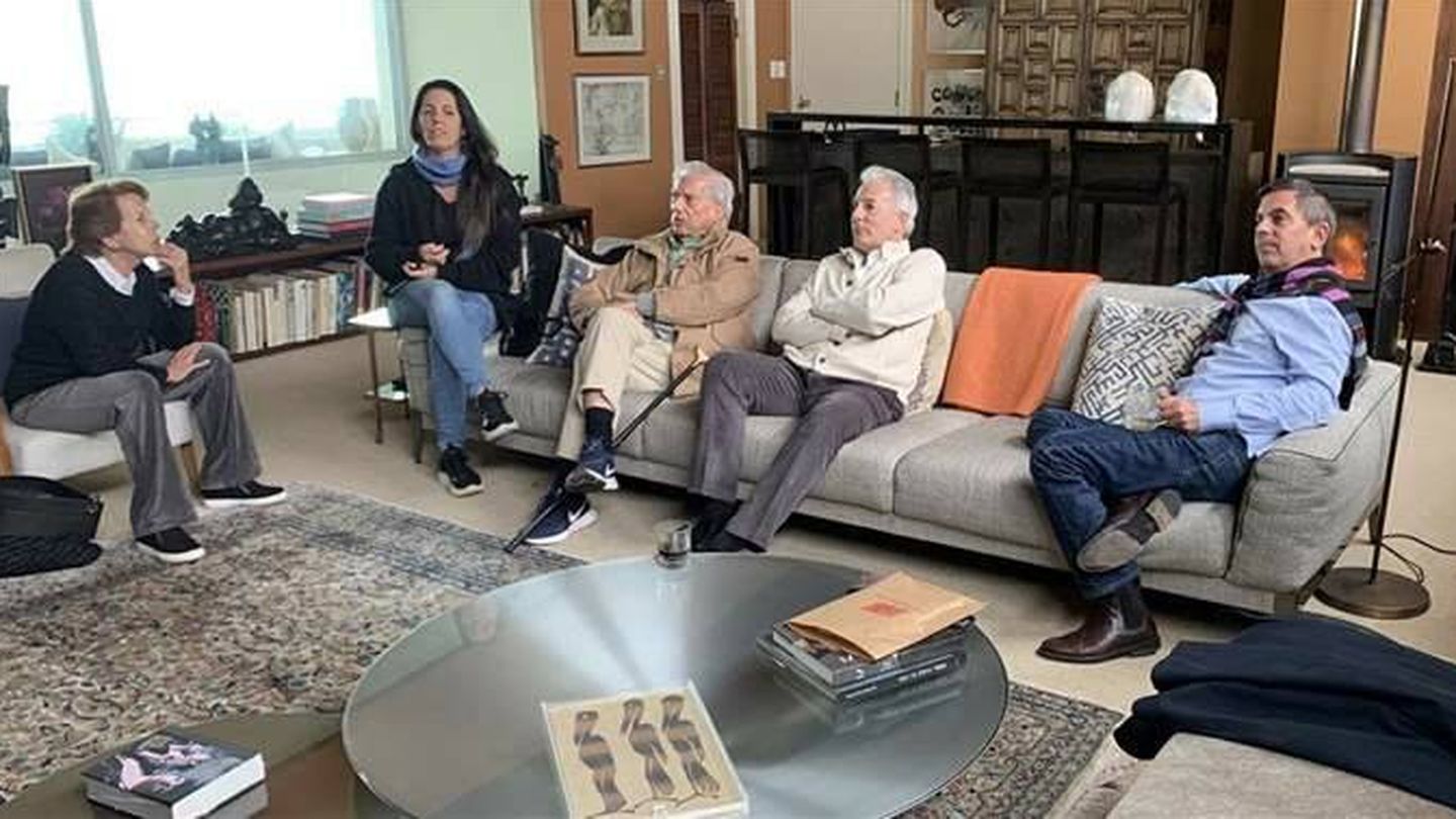 Mario Vargas Llosa y su exmujer Patricia,  con sus hijos en un reciente encuentro común. (Twitter/@alvarovargasll)