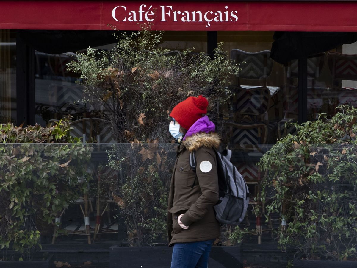 Foto: Un café cerrado en París. (EFE)