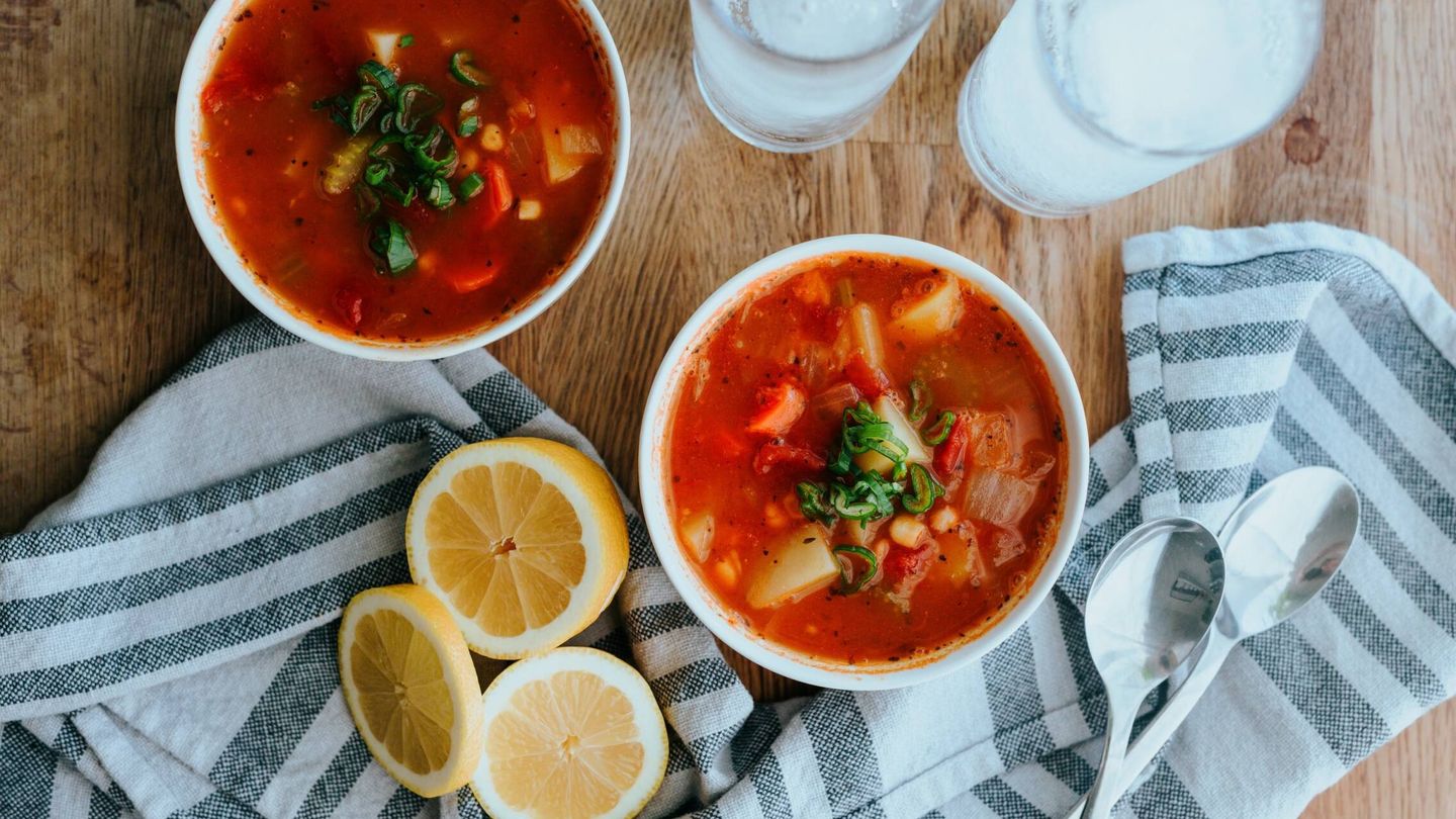 Los restaurantes italianos ofertan un producto llamado minestrone habitualmente, que es una sopa baja en calorías (Unsplash)