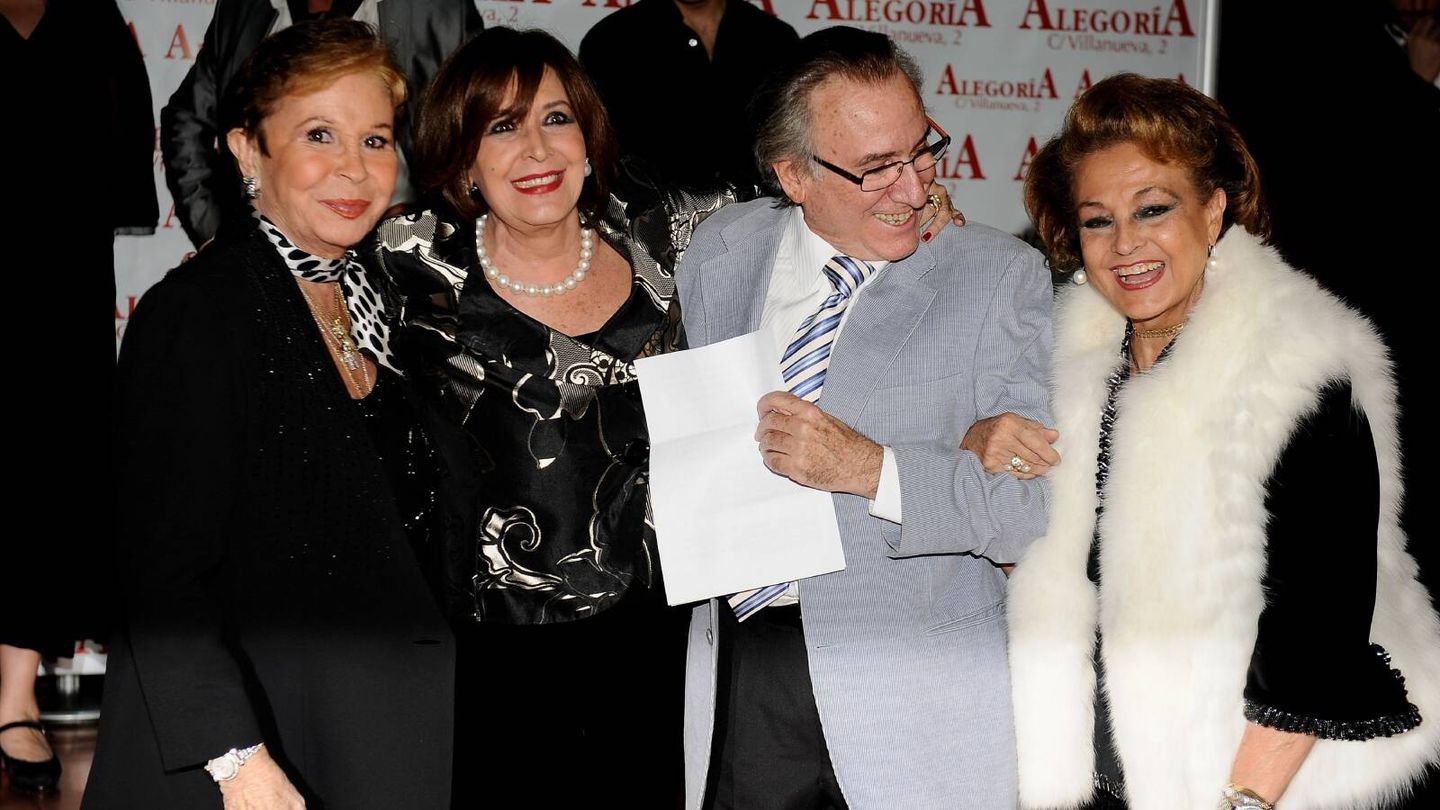 Lina Morgan, Concha Velasco, Manolo Escobar y Carmen Sevilla en una imagen de archivo de 2009. (Getty)