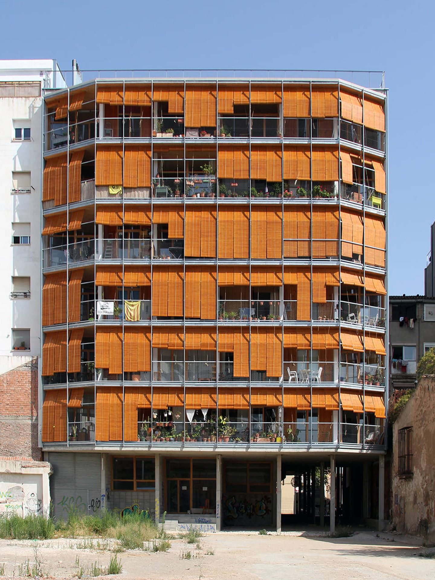 El edificio La Borda, en Can Batllò, Barcelona. (Lacol)