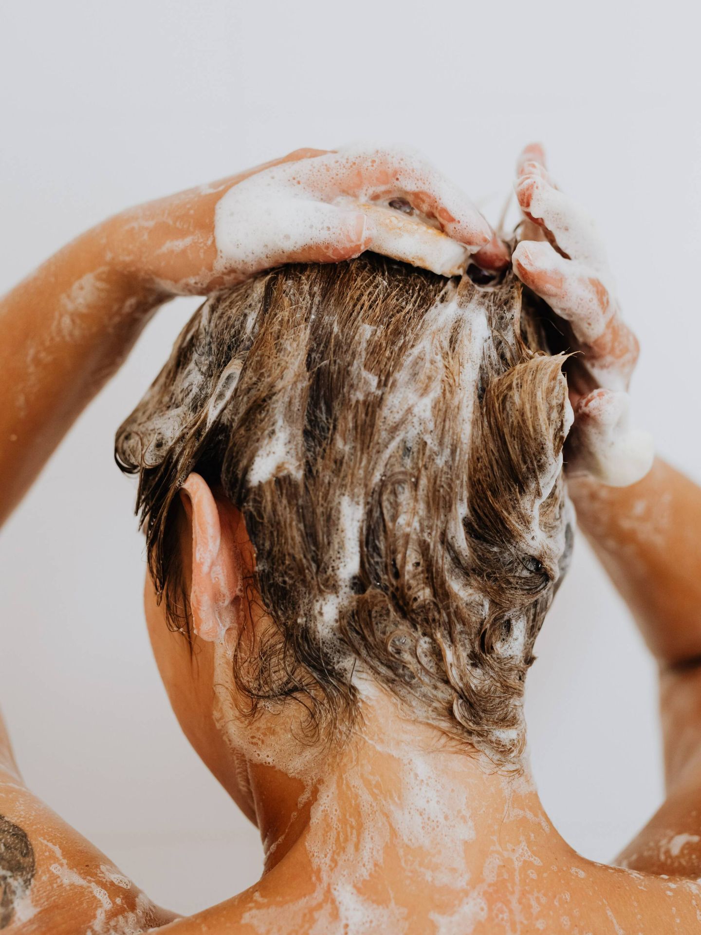 Aplica las fórmulas con cafeína con un masaje para estimular al cuero cabelludo y mejorar la penetración de los activos. (Karolina Grabowska para Pexels)