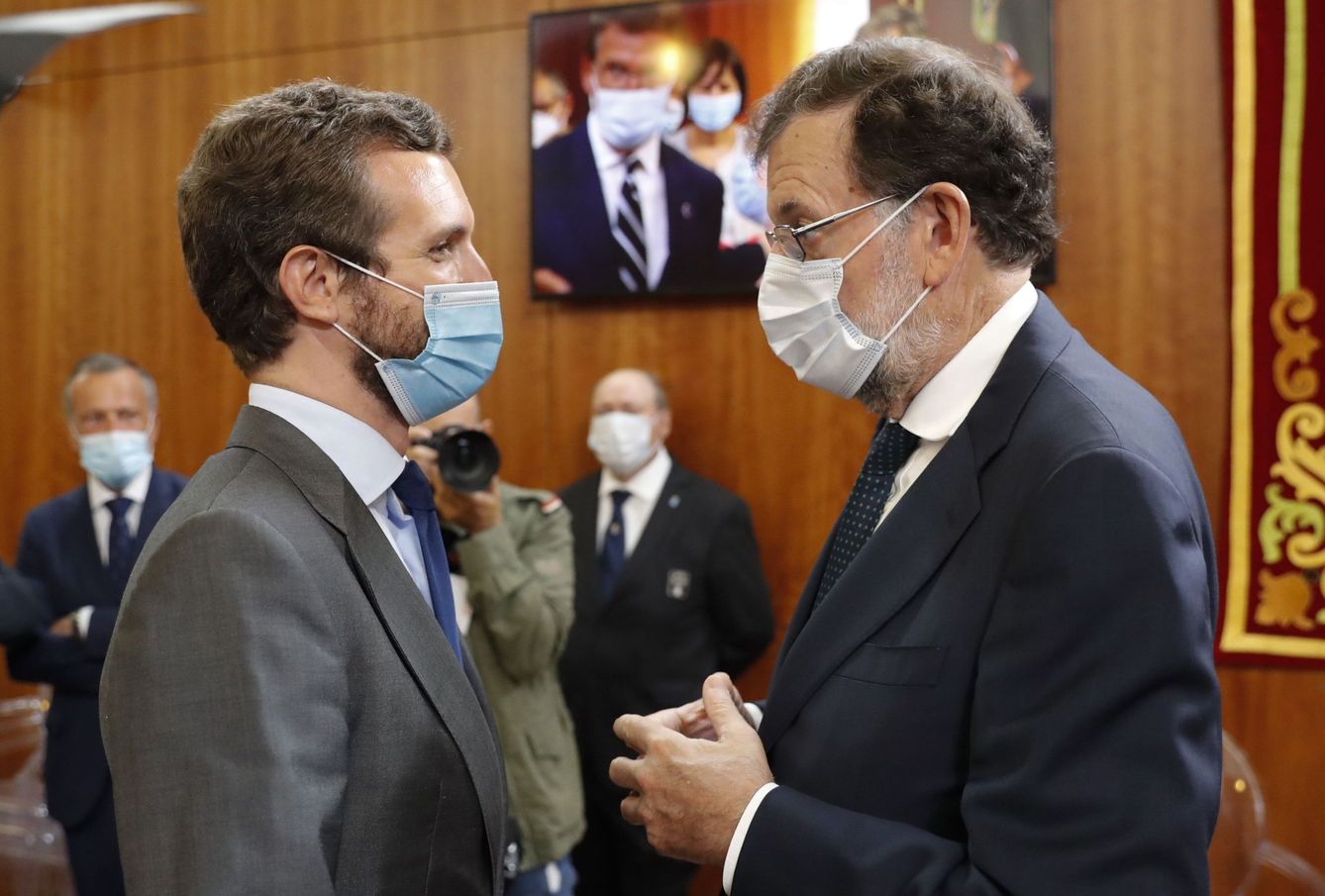 El presidente del PP, Pablo Casado, y el expresidente Mariano Rajoy. (EFE)