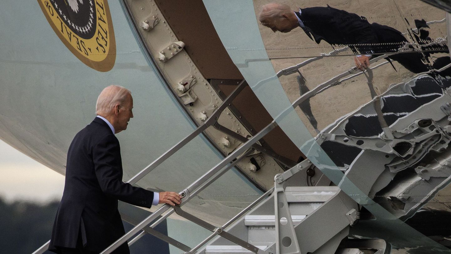 Joint Base Andrews (United States), 17 10 2023.- US President Joe Biden boards Air Force One at Joint Base Andrews, Maryland, USA, 17 October 2023. Biden is traveling to Israel due to the war between Hamas and Israel. EFE EPA Samuel Corum   POOL 