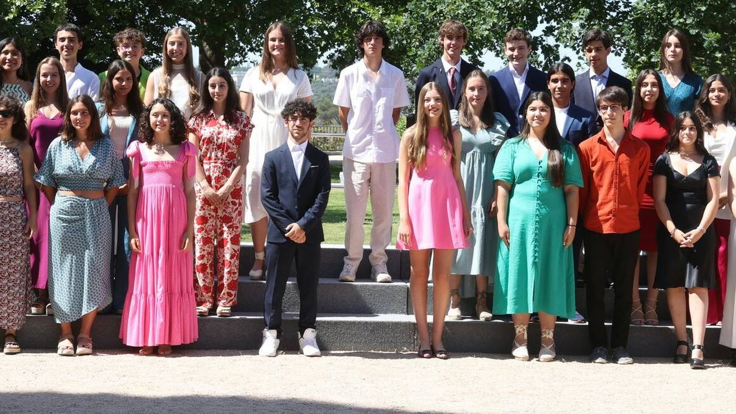La infanta Sofía, junto a los alumnos del bienio 2023/2025 que comenzarán sus estudios en un Colegio del Mundo Unido. (Casa Real)