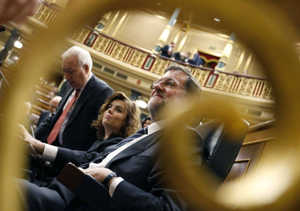 Foto: El presidente del Gobierno, Mariano Rajoy (d); la vicepresidenta Soraya Saénz de Santamaría. (EFE)