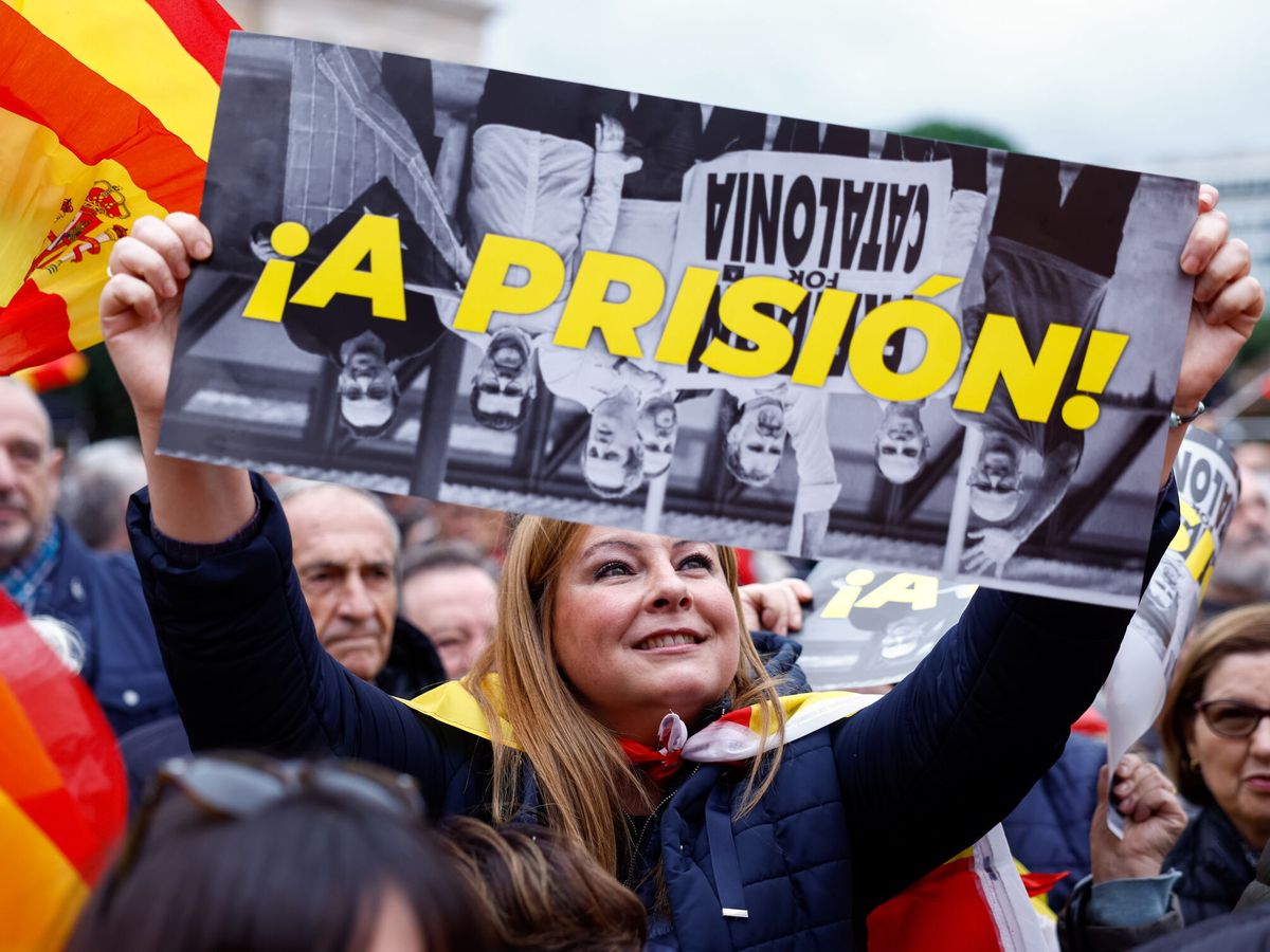 Foto: Manifestación contra la amnistía convocada por la Fundación Denaes en Madrid. (EFE/Daniel González)