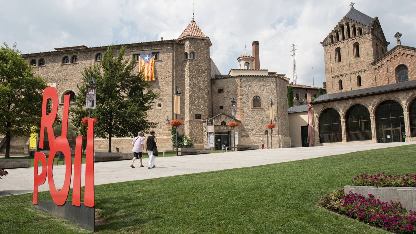 Dos turistas se dirigen al monasterio de Ripoll, una joya del románico. (D.B.)