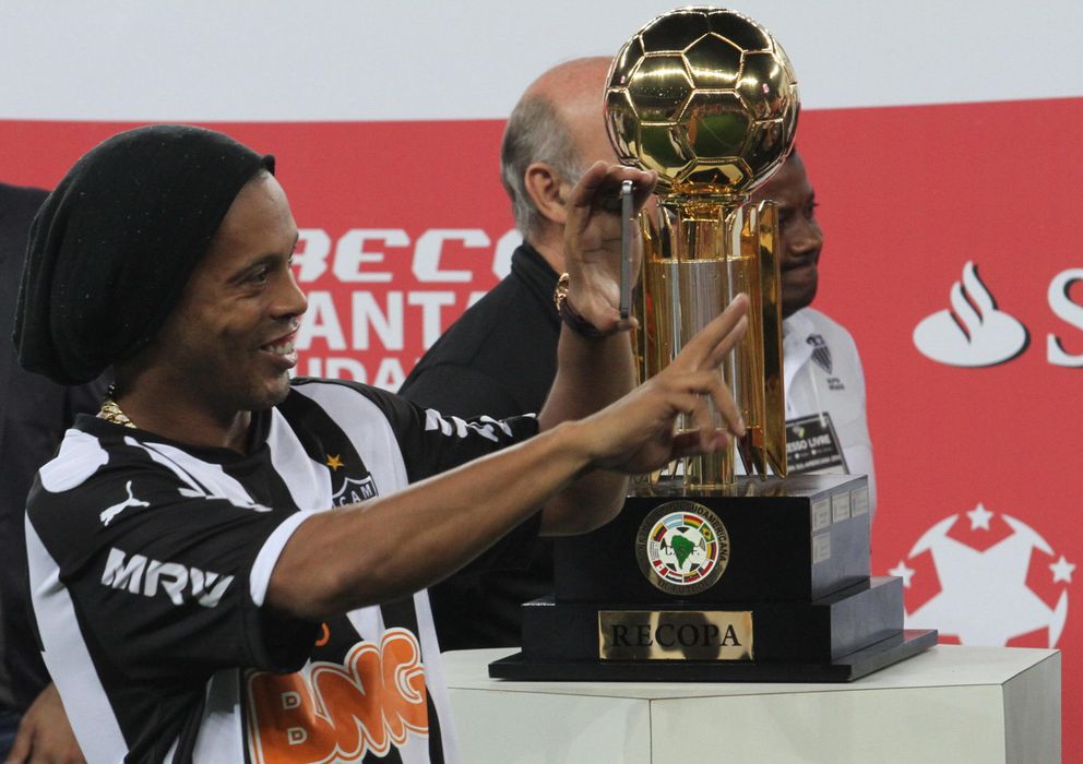 Foto: Ronaldinho, con el trofeo de la Recopa suramericana que ganó el miércoles (EFE).