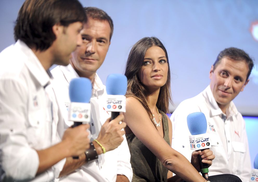 Foto: Los periodistas Paco González, Sara Carbonero y Manu Carreño con el ex futbolista Fernando Morientes en una imagen de archivo (I.C.)