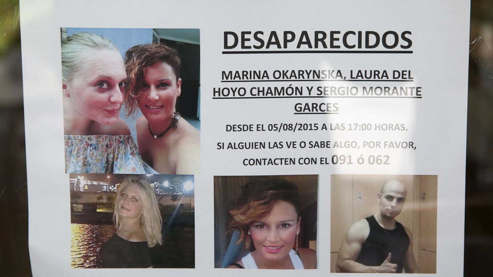 Foto: Cartel que anuncia la desaparición en Cuenca de las amigas Marina Okarynska, Laura del Hoyo Chamón y de un joven que está relacionado con ellas, Sergio Morante Garces. (EFE)