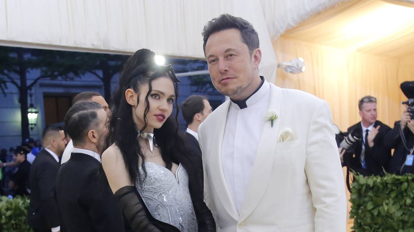 Elon Musk y Grimes, en una gala. (Gtres)