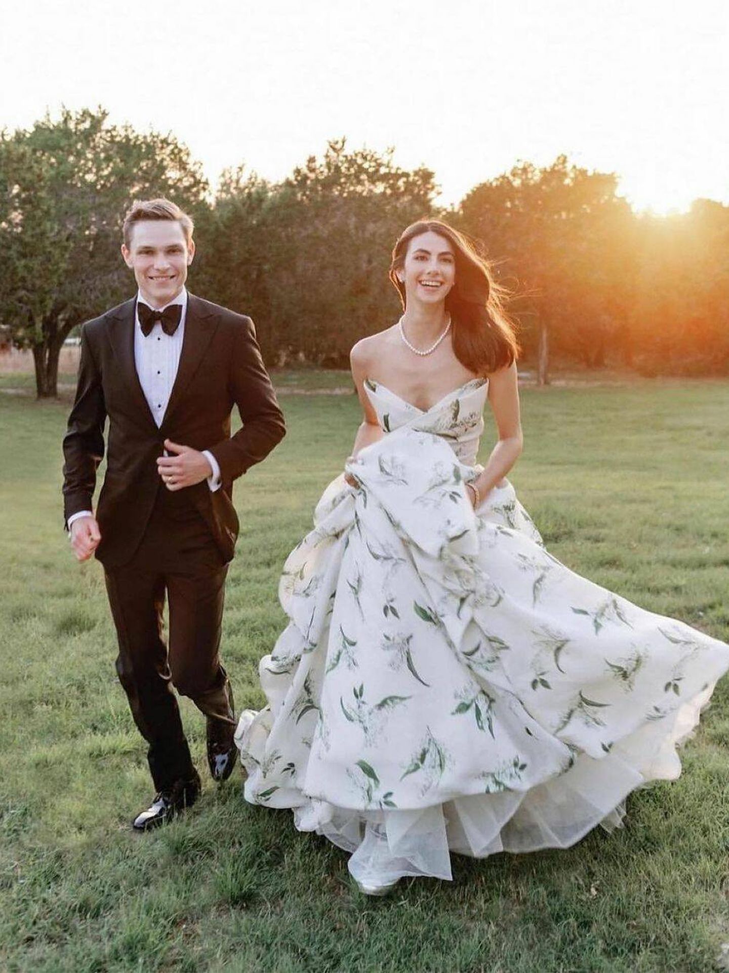 Un vestido de novia estampado con flores. (Instagram/ @moniquelhuillierbride)