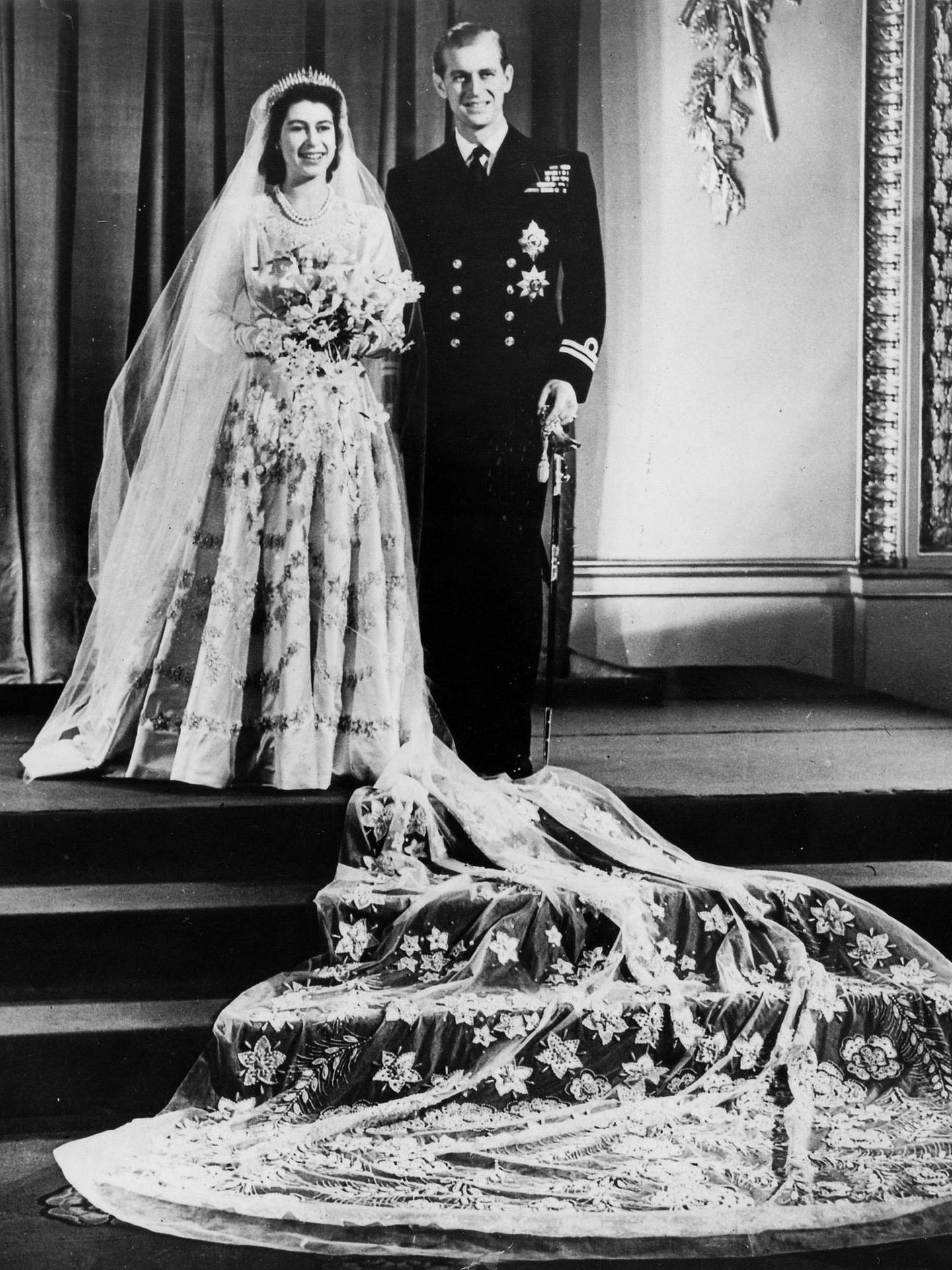 Isabel y Felipe, ya duque de Edimburgo, el día de su boda. (Getty)